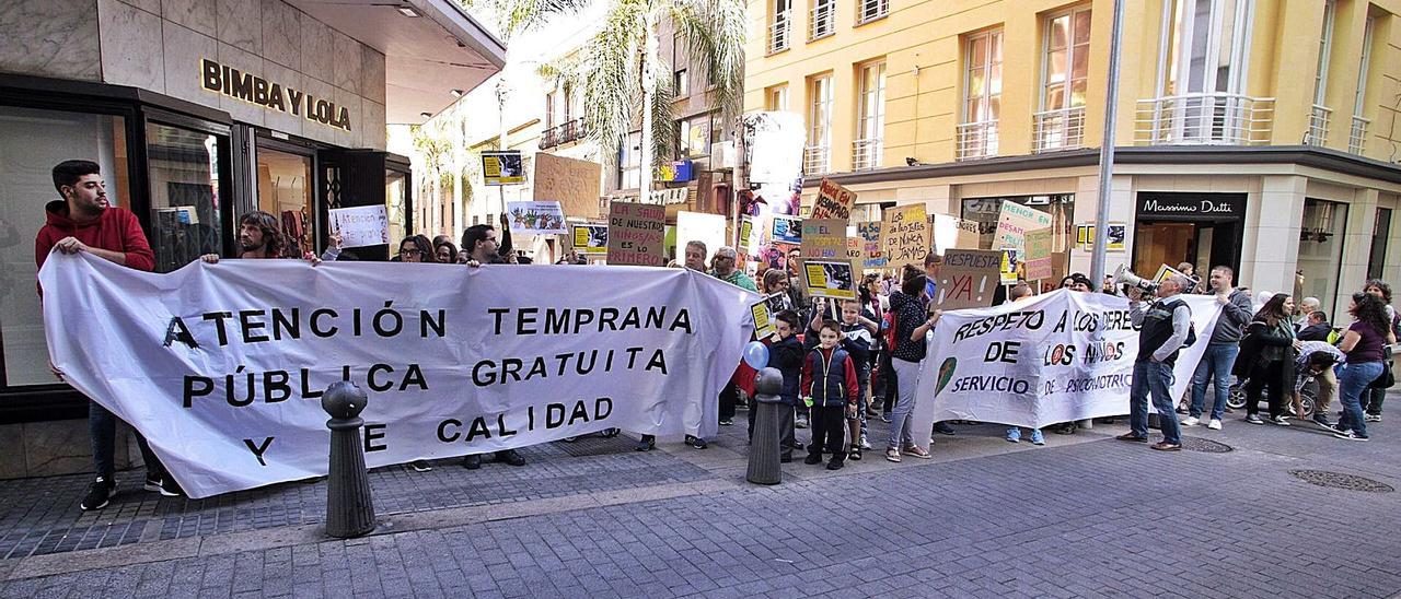 Manifestación por la Atención Temprana realizada durante 2019 a las puertas del Parlamento de Canarias. | | MARÍA PISACA