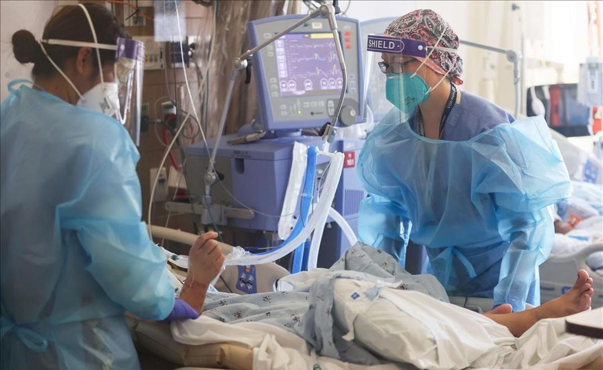 Una enfermera se ocupa de un paciente con coronavirus en el Centro Médico Harbor-UCLA en Torrance, California.