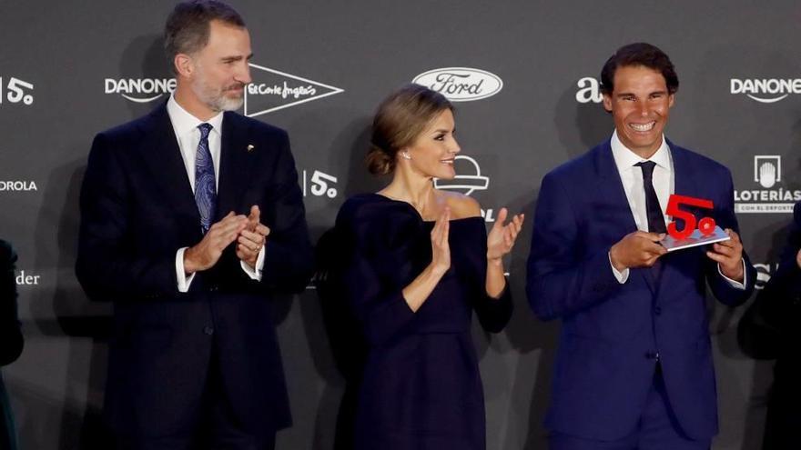 Los Reyes Felipe y Letizia aplauden a Nadal tras recibir el trofeo de AS.