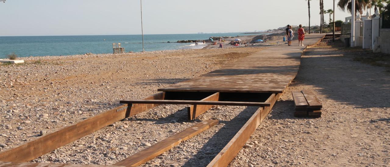 Nules continúa con la instalación de la pasarela en Les Marines pese a la orden de paralización de Costas.