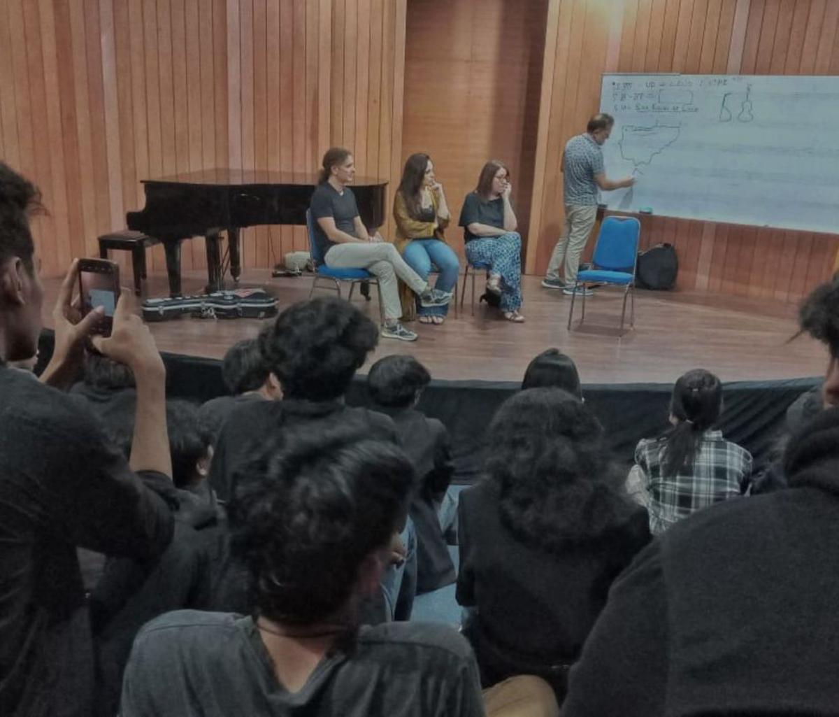 Los músicos de «EntreQuatre», durante su curso en la Universidad.