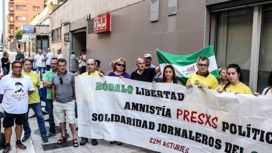 Bódalo, ayer, con varios manifestantes ante la sede del PSOE de Gijón.