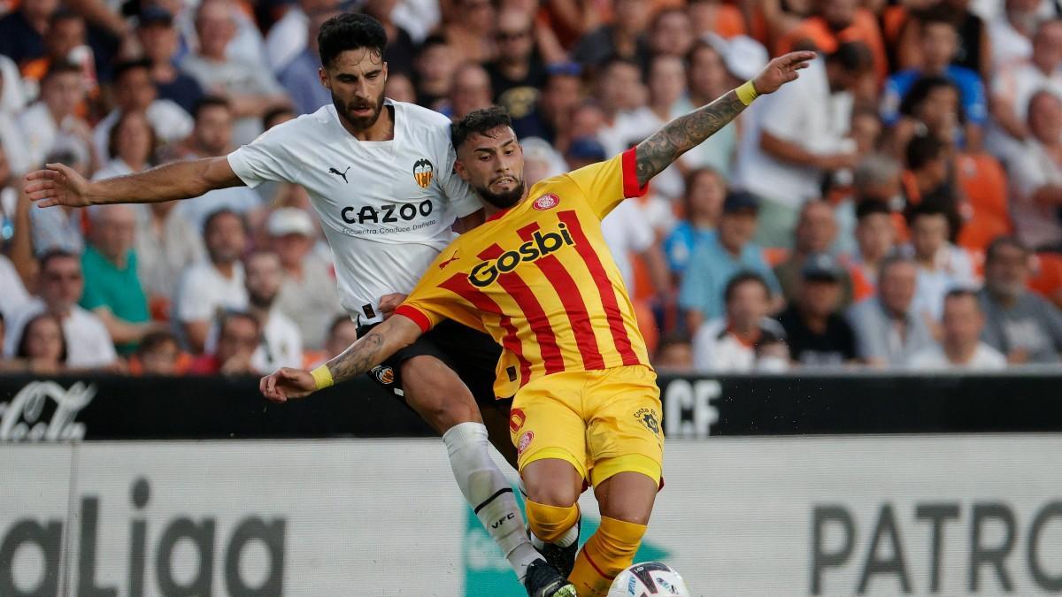 El Taty Castellanos lucha un balón ante un defensor del Valencia