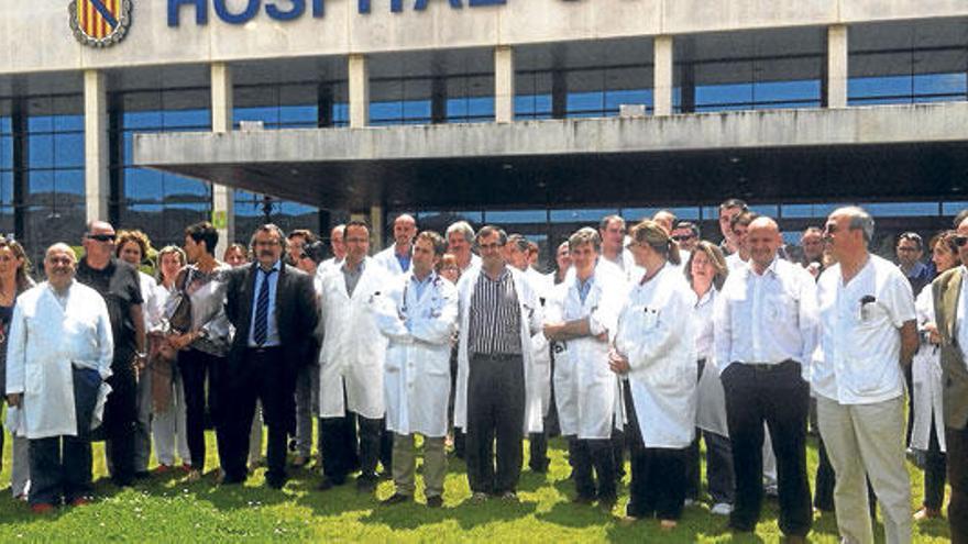 Tras la asamblea, los médicos se concentraron ante las puertas del hospital de Inca.