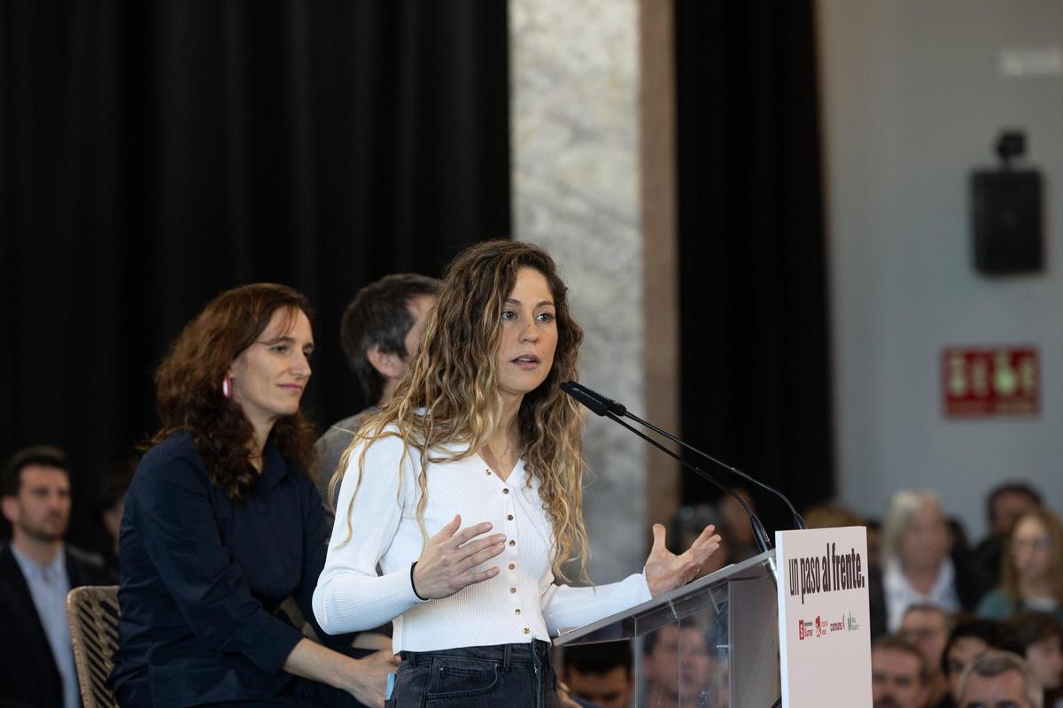 ALa ministra de Sanidad, Mónica García (i), y la coordinadora general de Sumar, Lara Hernández (d), durante el acto de refundación del proyecto de las izquierdas, en el Círculo de Bellas Artes de Madrid, a 21 de febrero de 2026, en Madrid (España