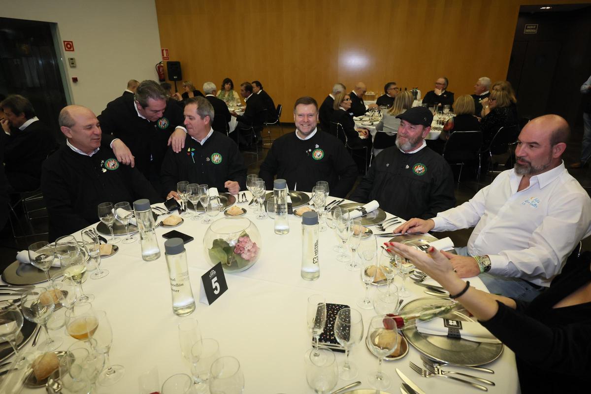 Galería de imágenes: La Filà d'En Trilles recibe el Voladoret d'Or de la Colla del Rei Barbut