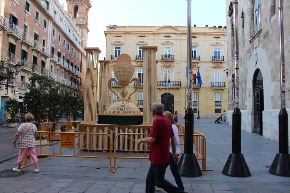 El Cáliz de vareta, realizado por Juanjo García, preside la plaza de Manises