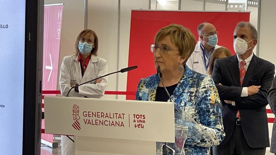 La consellera de Sanidad Universal y Salud Pública, Ana Barceló, comparece ante los medios en la visita al punto de vacunación masiva de València, situado en la Ciutat de les Arts i les Ciències.