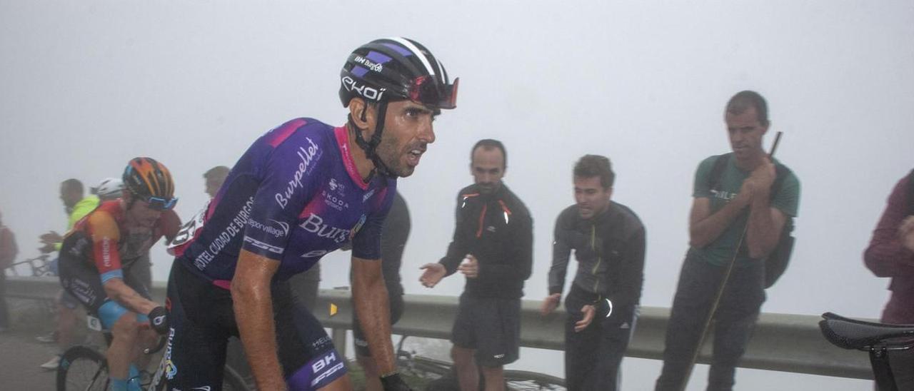 Dani Navarro sube el Angliru en su última Vuelta a España