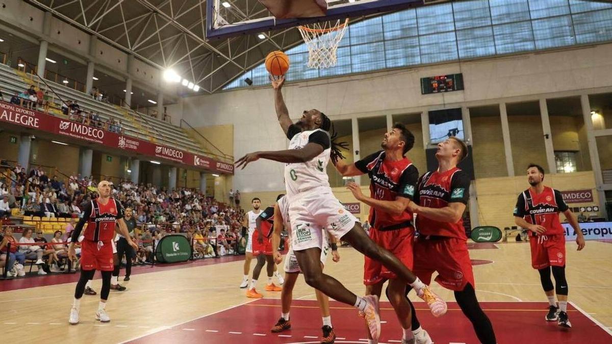 Leslie Nkereuwem intenta un lanzamiento en el partido del Cajasol Coto ante el Covirán Granada.
