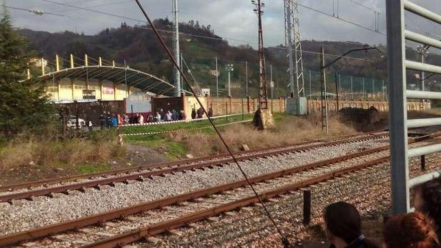 Vecinos concentrados a ambos lados de las vías el pasado martes.