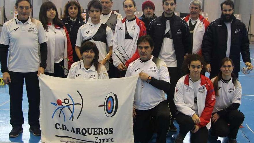 La expedición zamorana que acudió en Salamanca posa para las cámaras.