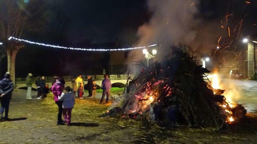 El tradicional &quot;Toco&quot; ya prendido en Sejas de Aliste.