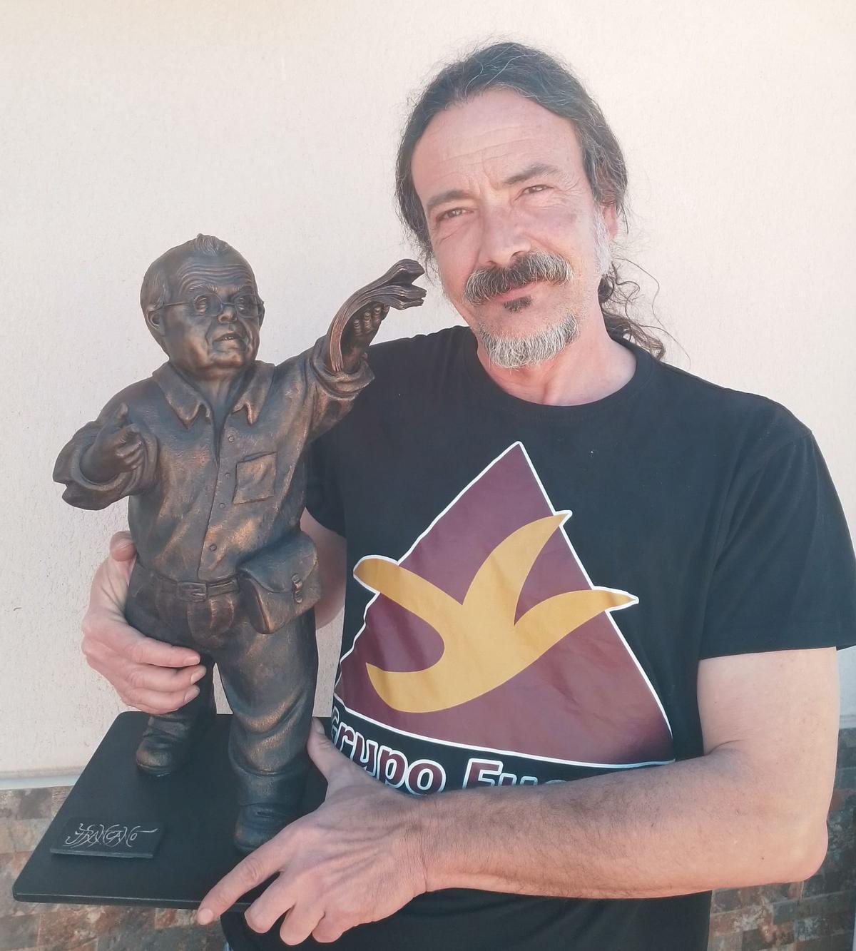 El artista Francano con la escultura de Antoñico ‘El Lotero’