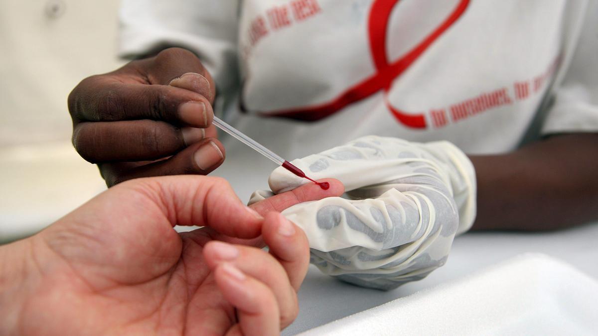 Un sanitario realiza una prueba de VIH a un paciente.