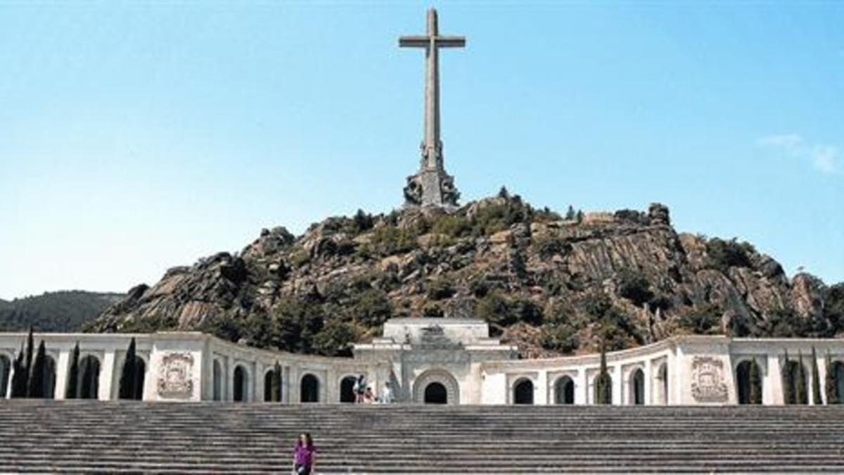 Para nostálgicos y turistas  Una mujer se fotografía en el Valle de los Caídos, con el mausoleo donde reposan los restos de Franco al fondo.