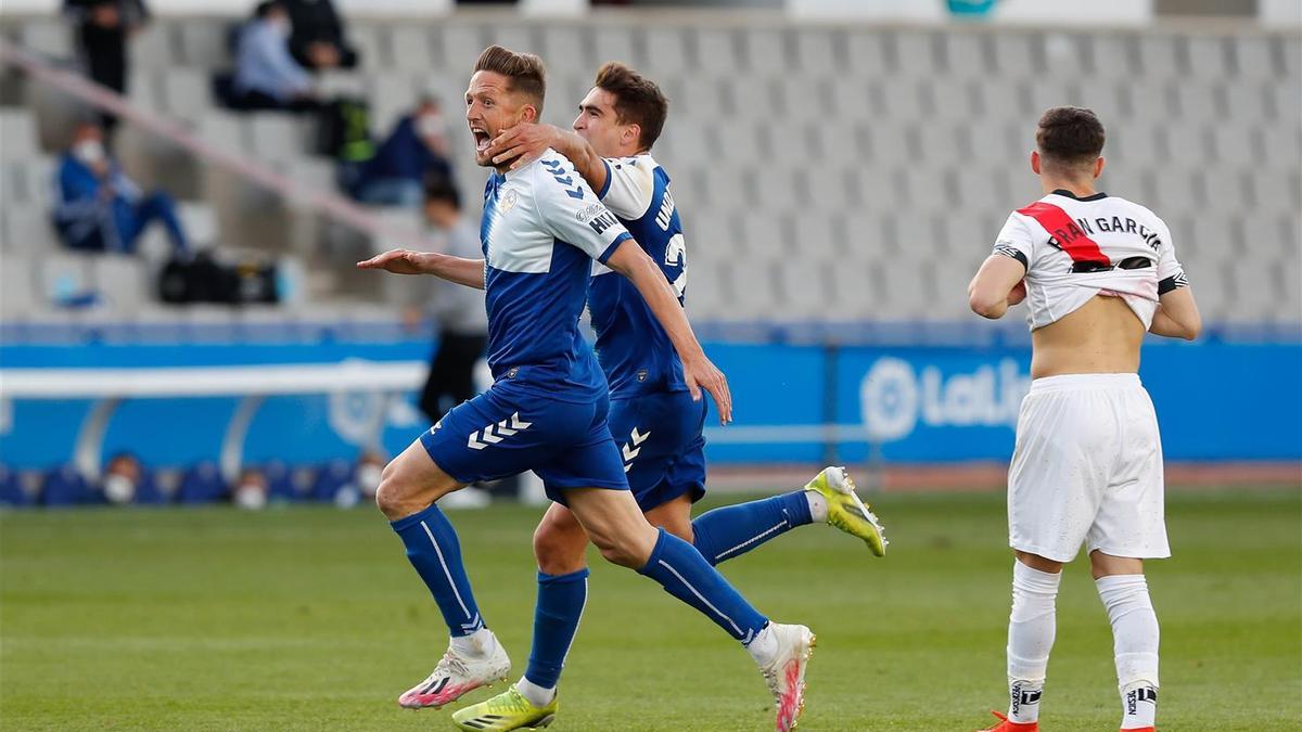 Edgar Hernández y Undabarrena celebran el segundo gol del Sabadell  ante el Rayo.