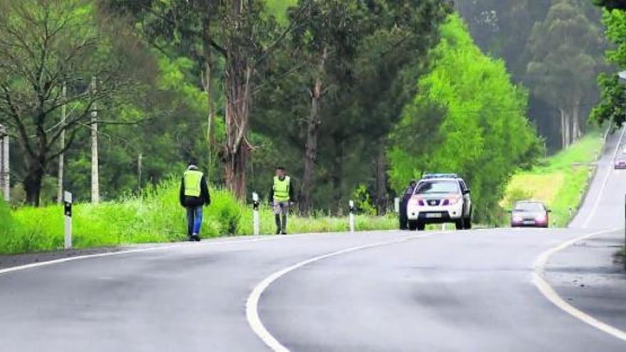 La Guardia Civil peina la zona a unos 50 metros de donde se produjo la detención.  // Bernabé/Javier Lalín