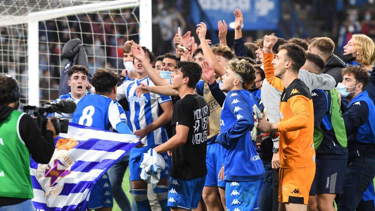 El Juvenil celebra la clasificación ante el Pogon Szczecin en Riazor. |  // CARLOS PARDELLAS