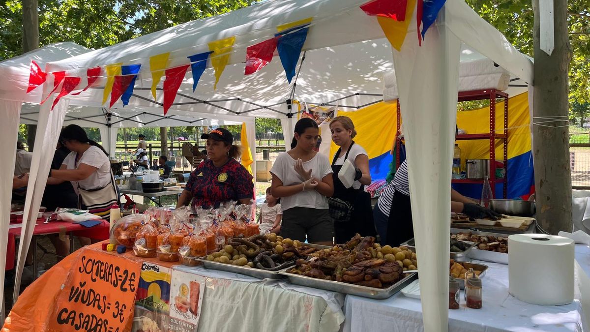Una parada amb menjar tradicional colombià per celebrar el dia de la independència del país.
