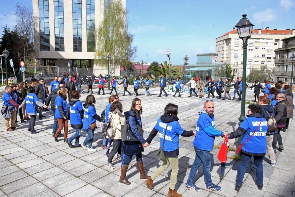 Los funcionarios conformaron una cadena humana en los juzgados de Vigo // Marta G. Brea