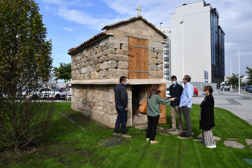 Rey visita el hórreo rehabilitado en San Roque