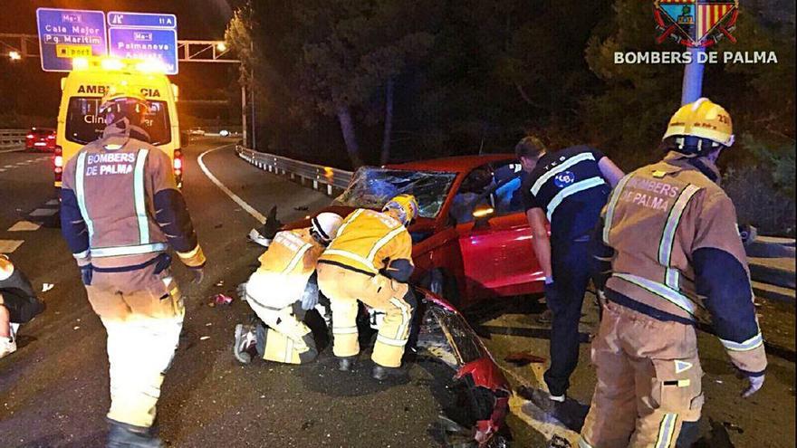 Bomberos y una ambulancia, junto al coche que conducía el australiano tras el primer accidente.