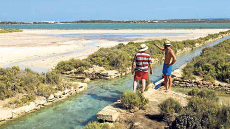 Canal que comunica el mar, con s&#039;Estany Pudent al fondo