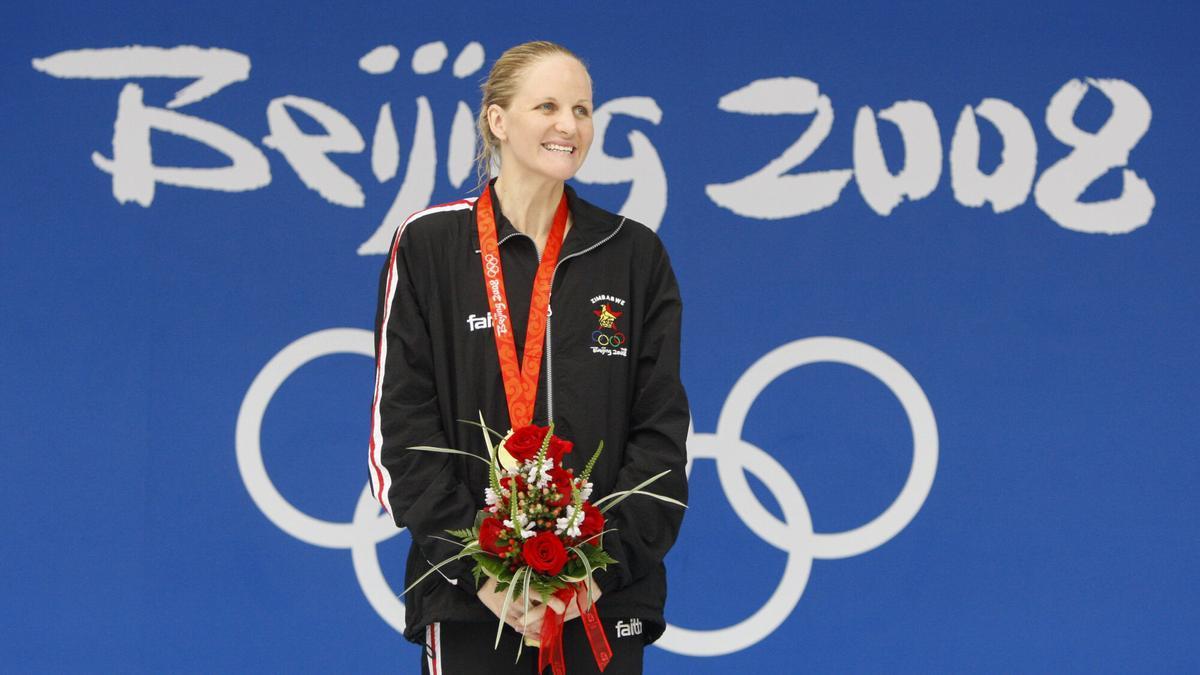 Kirsty Coventry, en lo alto del podio de los Juegos Olímpicos de Pekín 2008.
