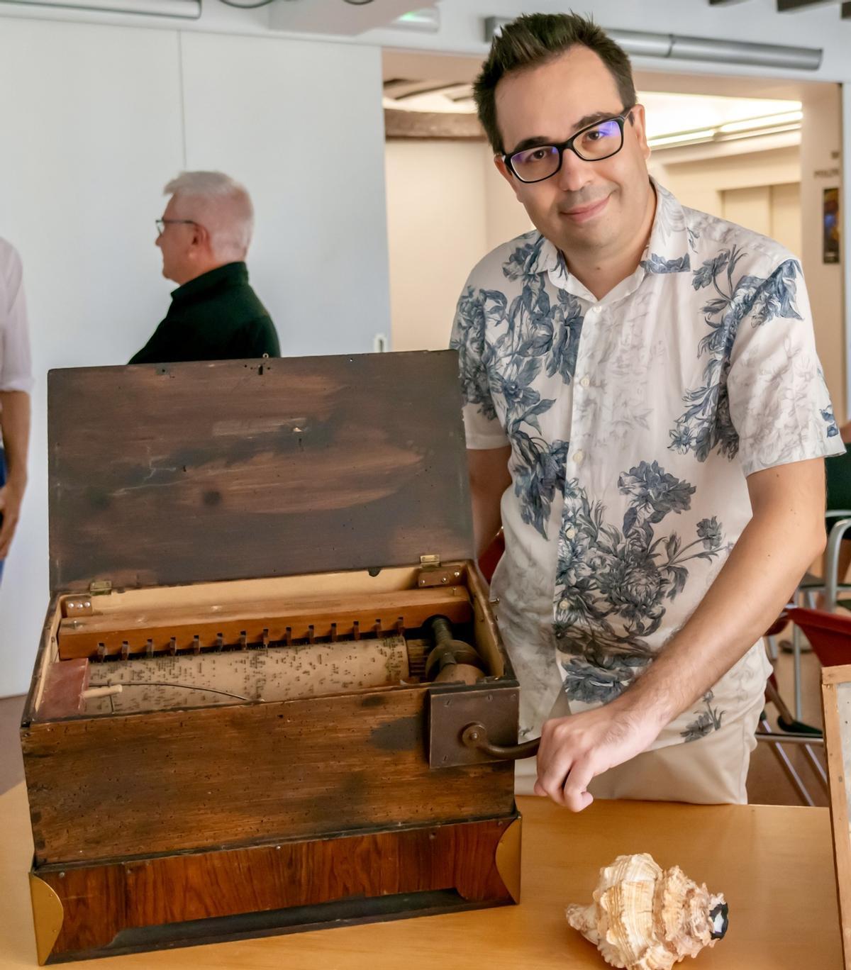 Miguel Herrero Herrero, con un organillo de manivela de 1820