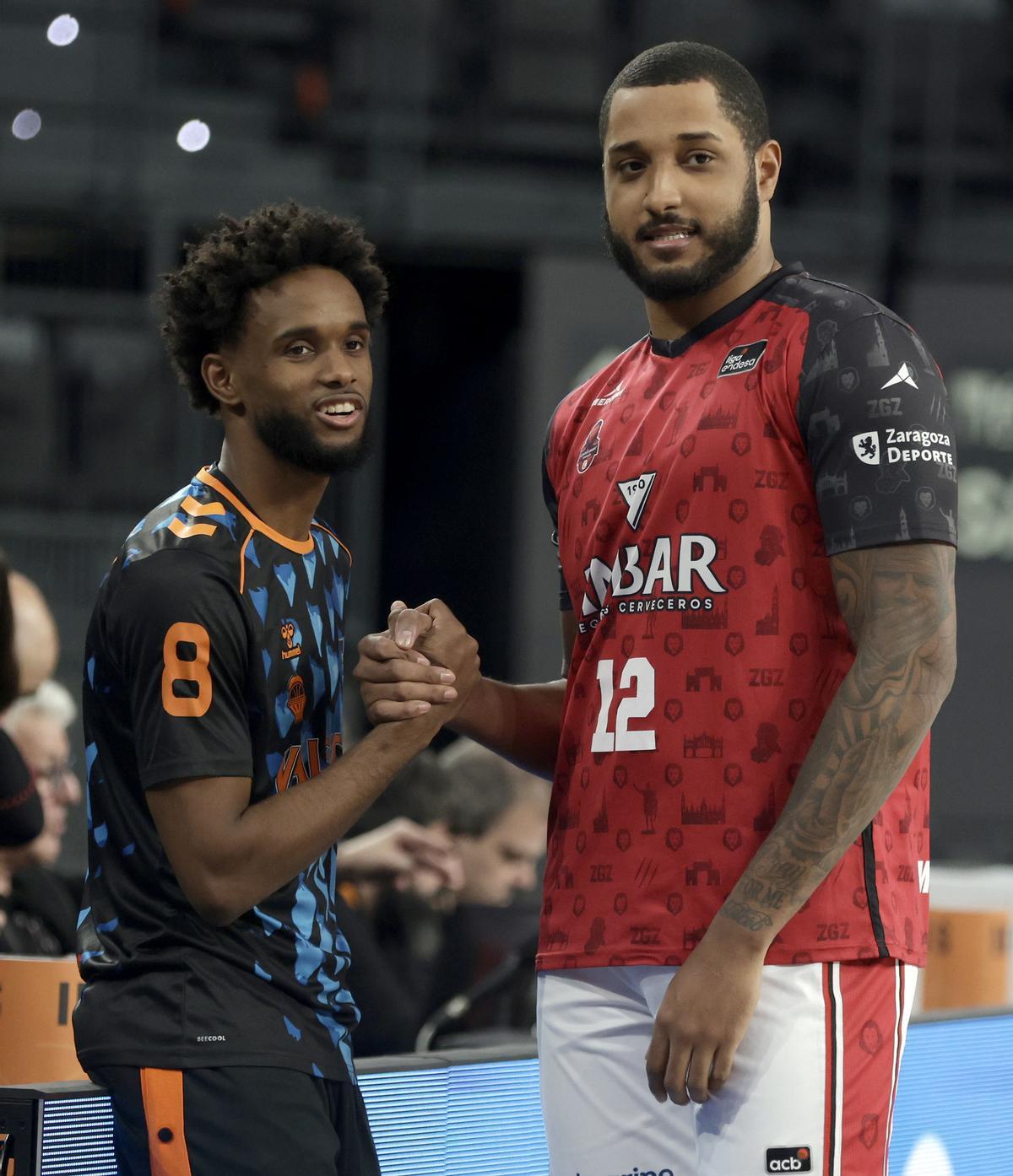 Joel Soriano, junto a Jean Montero antes del Valencia Basket - Casademont Zaragoza en el Roig Arena.