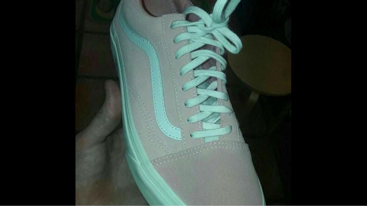 ¿De qué color es la zapatilla?