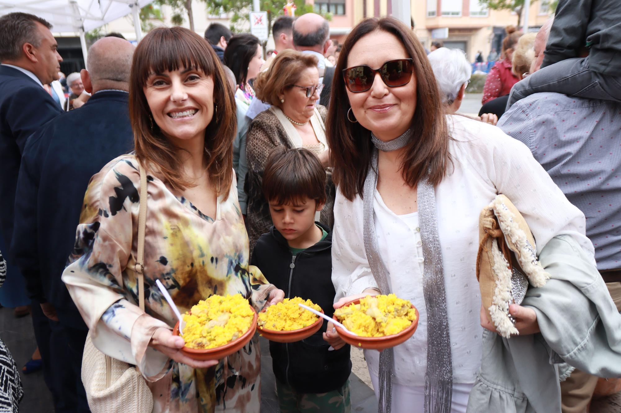 Las fotos del reparto de 7.000 raciones de arroz en Almassora