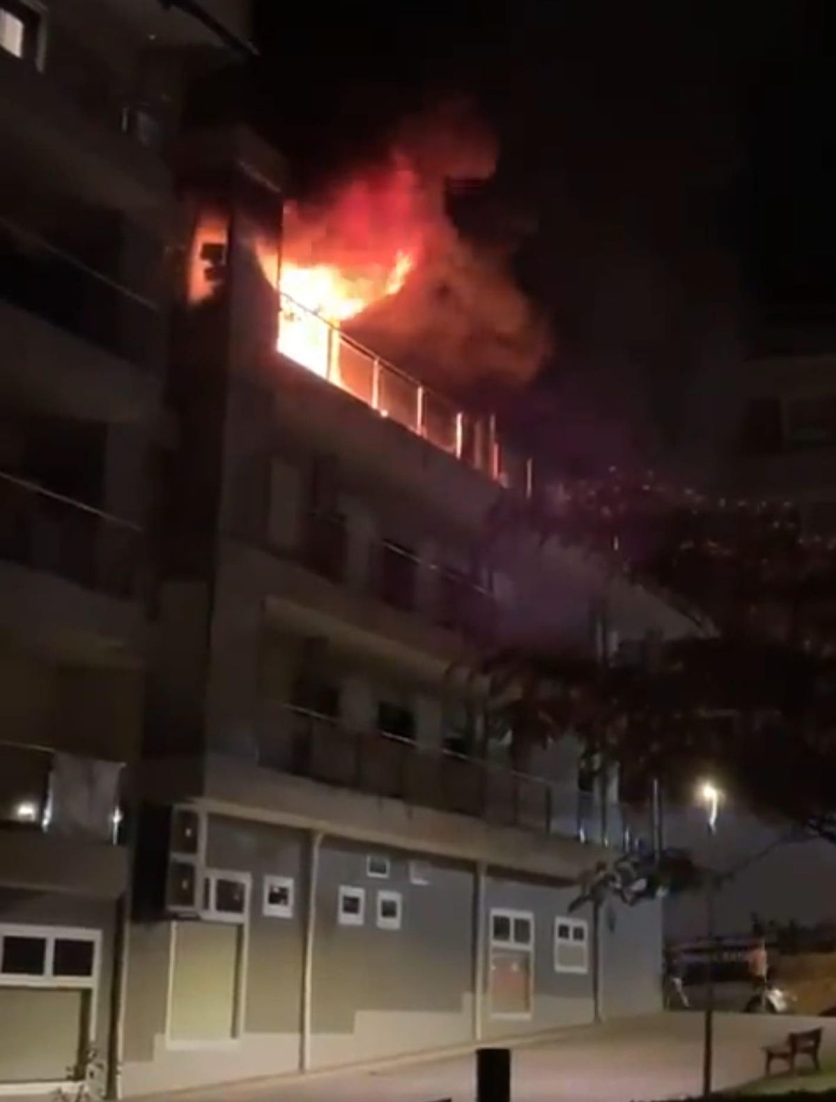 El fuego saliendo por los balcones de la vivienda