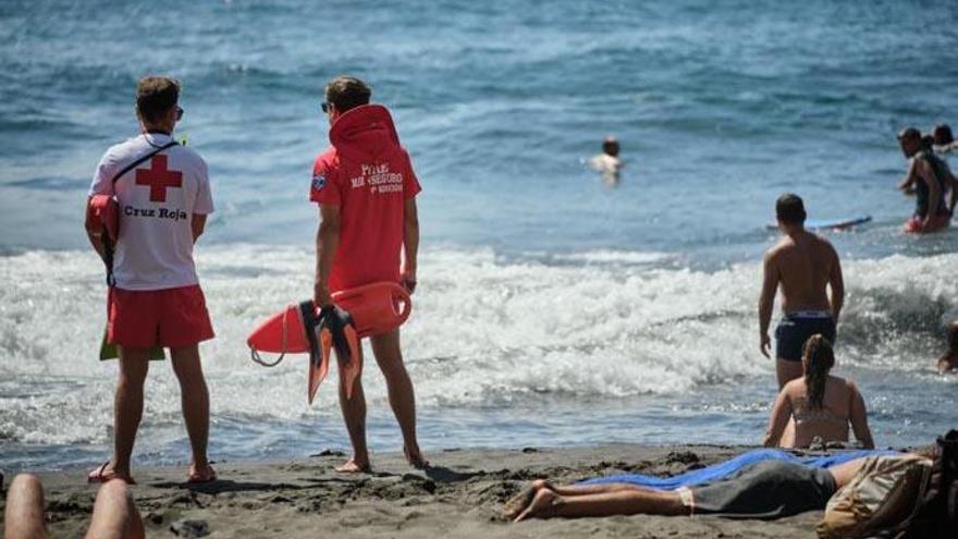 Socorristas de Cruz Roja difundirán en las playas mensajes frente al COVID-19