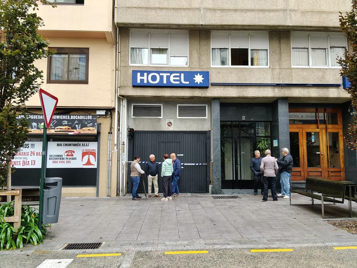 Vecinos frente al garaje precintado esta mañana.