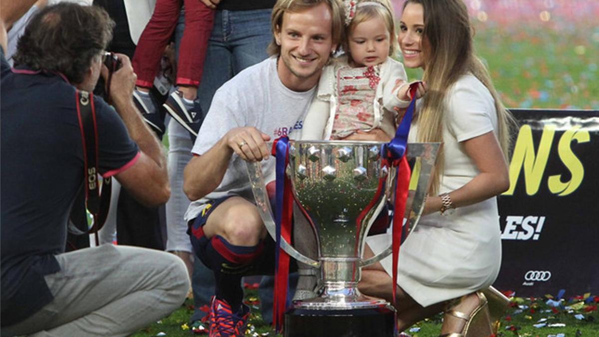 Rakitic, posando junto a su pareja tras ganar la Liga