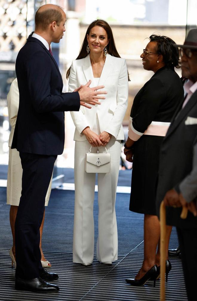 Kate Middleton, impecable con traje blanco de Alexander McQueen y bolso de Mulberry