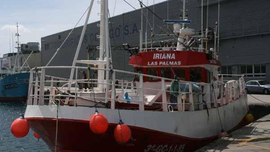 El pesquero &quot;Iriana&quot;, ayer, en el puerto de Vigo tras ser localizado por la Guardia Civil.