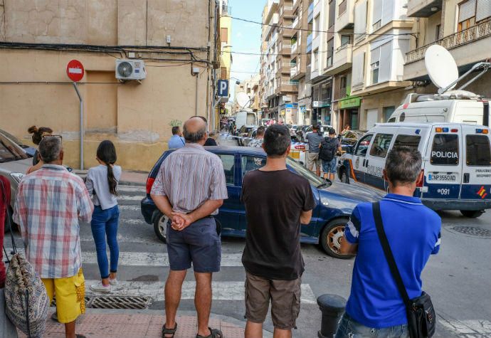 Los investigadores acordonaron toda la calle donde murió el menor y fue atacada la mujer