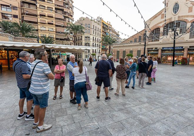 Fiebre por el Bono Comercio: madrugones y colas para hacerse con uno en Alicante