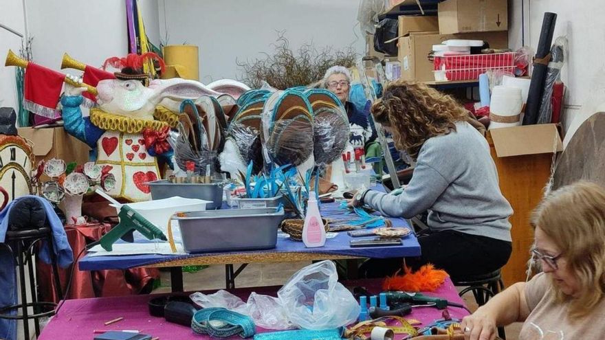 La peña El Taray ultima los preparativos de su participación en el Carnaval de Águilas. | JAIME ZARAGOZA