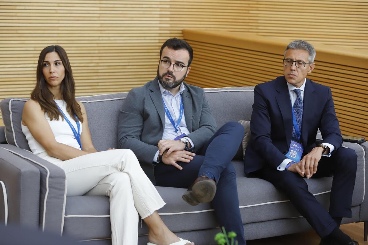 Reunión del president de la Generalitat Valenciana, Carlos Mazón, con startups y empresas en el Foro del Mediterráneo