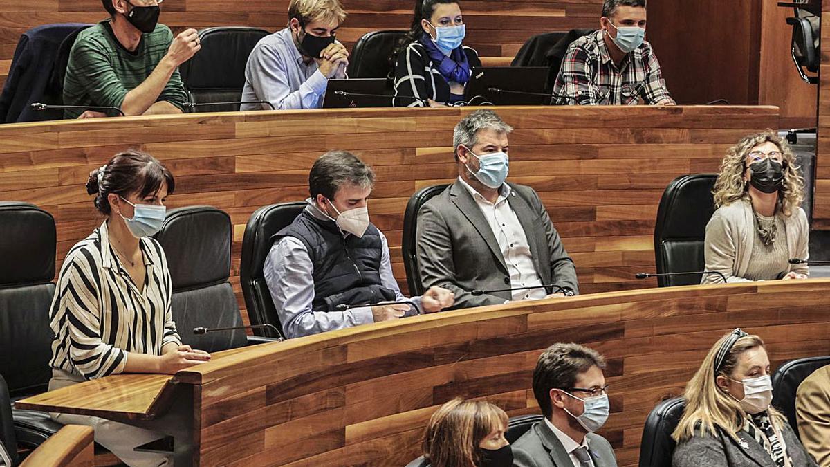 Ciudadanos recolocó ayer a sus diputados, dejando a un lado a los dos diputados que firmaron el comunicado: Laura Pérez Macho (a la izquierda) y Armando Fernández Bartolomé (su silla está vacía al formar parte de la Mesa de la Cámara). La portavoz, Susana Fernández (a la derecha), afirmó que se trata de un cambio que ya debió haberse realizado hace tiempo para que “estén juntos quienes forman la dirección de grupo”: ella misma y los diputados Sergio García (segundo por la derecha) y Luis Fanjul. | Irma Collín