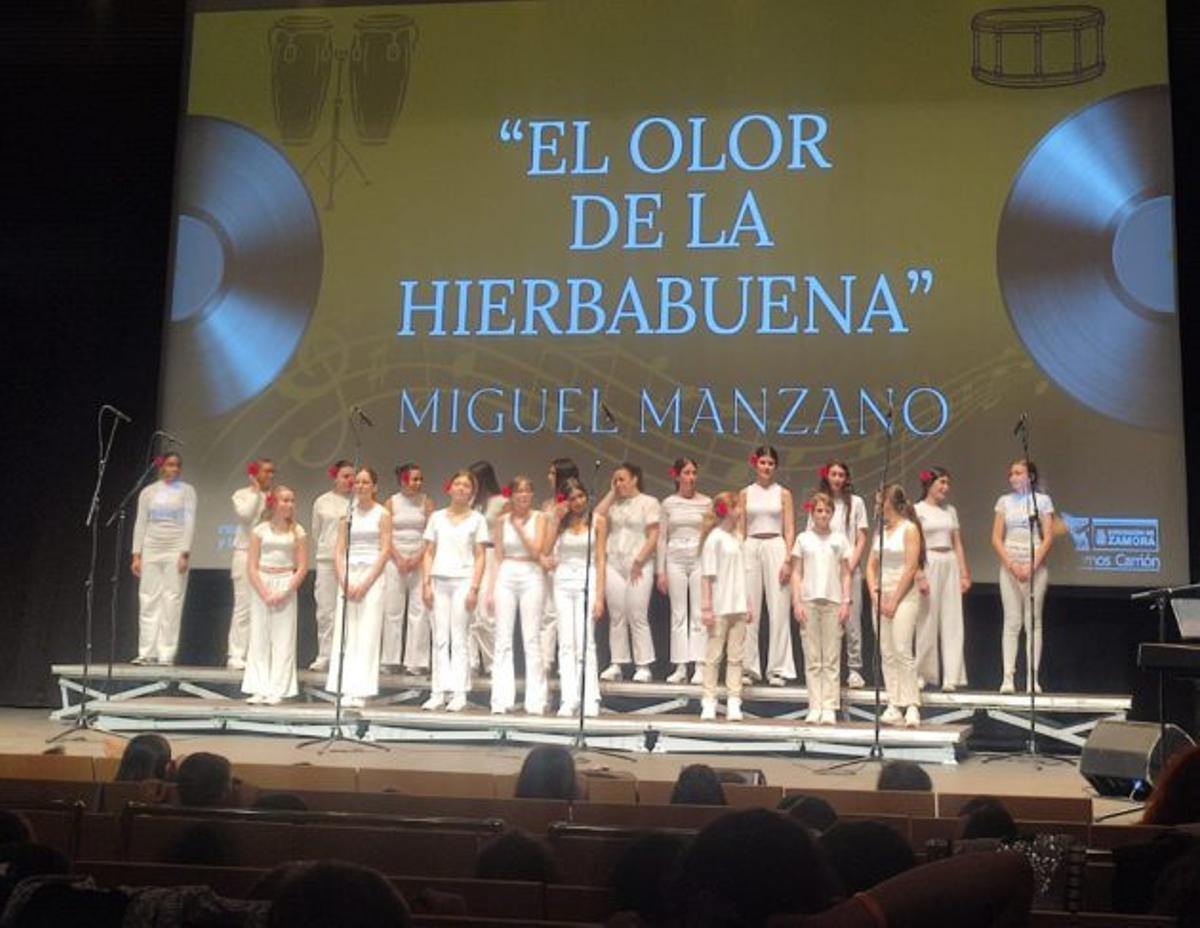 La educación se forja en el escenario