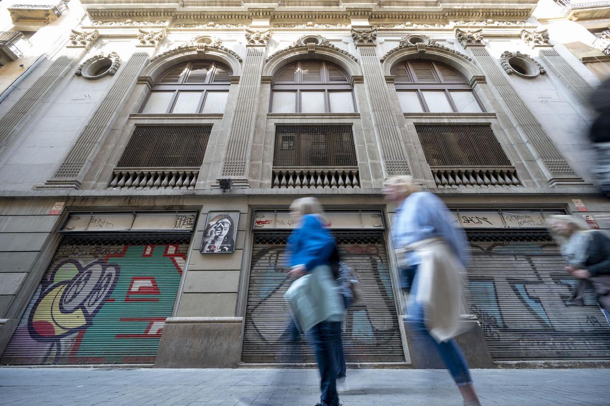 Barcelona. 23.03.2026. Barcelona. Acceso a la sala teatro Capitol por la calle de Santa Ana. Fotografía de Jordi Cotrina