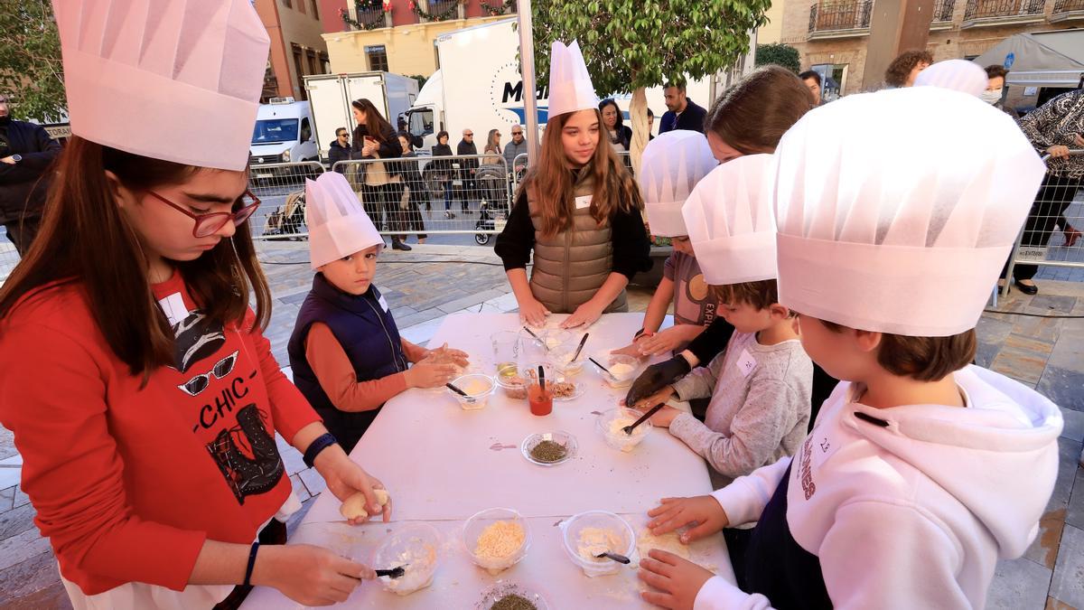 Los pequeños hicieron pizzas en la plaza del Romea.