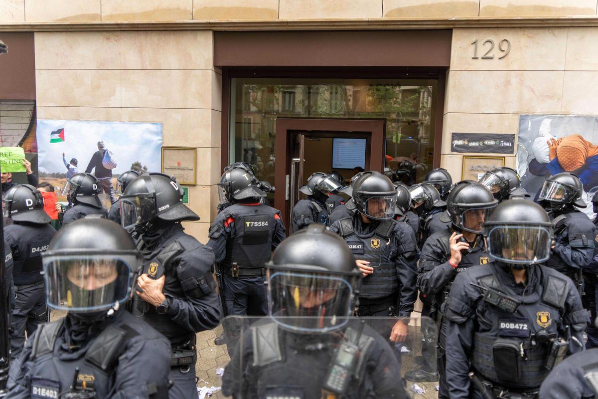 Centenares de estudiantes protestan en Barcelona en solidaridad con el pueblo palestino