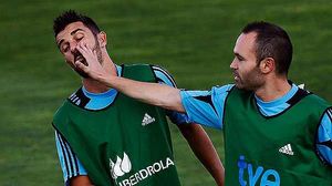 Iniesta fa broma amb Villa.