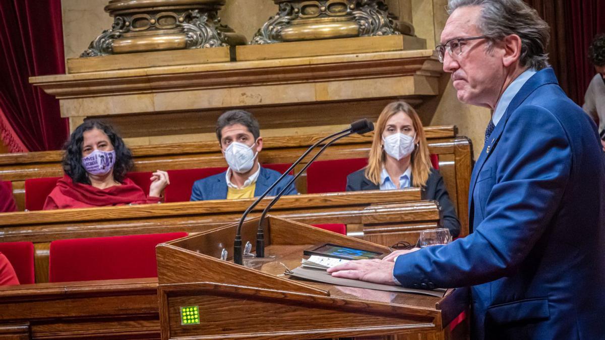 Jaume Giró defensa els Pressupostos davant l’atenta mirada de tres diputats d’En Comú Podem